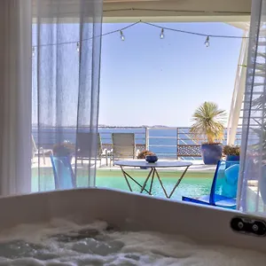 https://suite-love-spa-piscine-vue-mer-1.fr-provencehotel.com